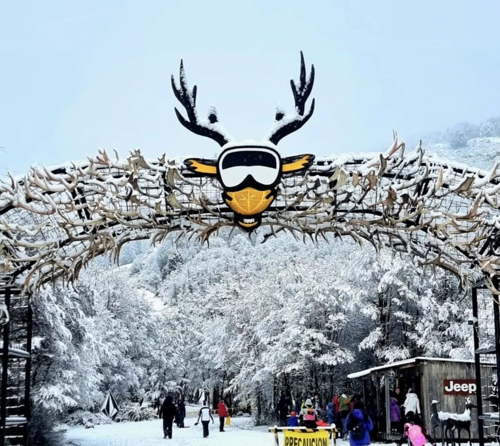 Entrada al centro de ski Lago Hermoso en Neuquén con arco de astas nevado